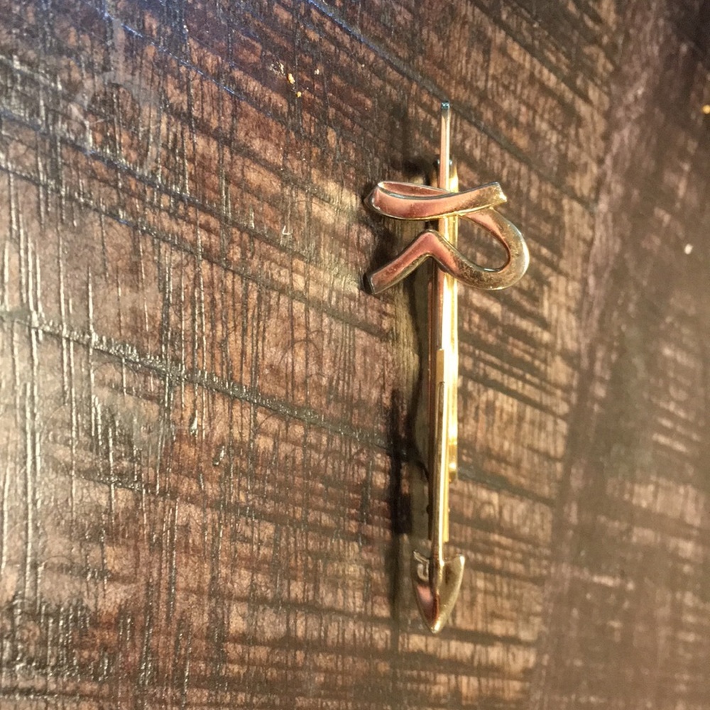 R arrow tie clip. Extendable